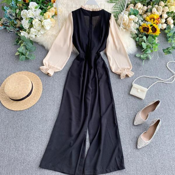 Stílusos női overall széles modell V-nyakú fekete színben