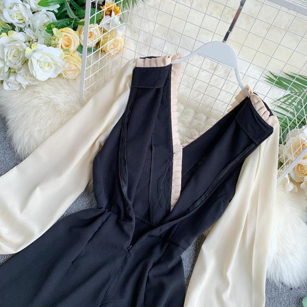 Stílusos női overall széles modell V-nyakú fekete színben