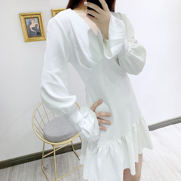 Rochie de damă cu decolteu în V adânc și mâneci lungi