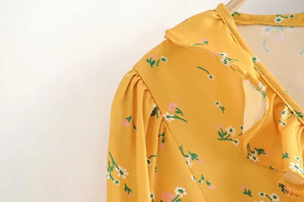 Bluză de damă cu decolteu în V și șireturi de culoare galbenă