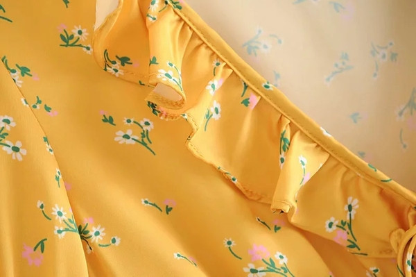 Bluză de damă cu decolteu în V și șireturi de culoare galbenă