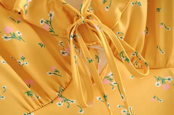 Bluză de damă cu decolteu în V și șireturi de culoare galbenă