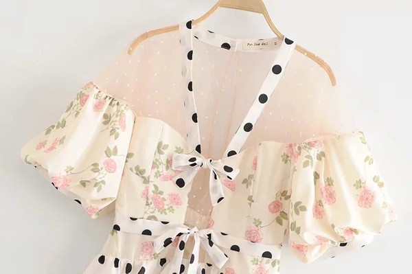 Rochie moderna de dama cu puncte si motive florale