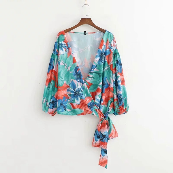 Bluză de damă cu model floral și decolteu în V adânc