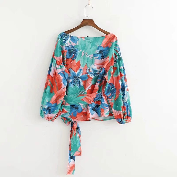 Bluză de damă cu model floral și decolteu în V adânc