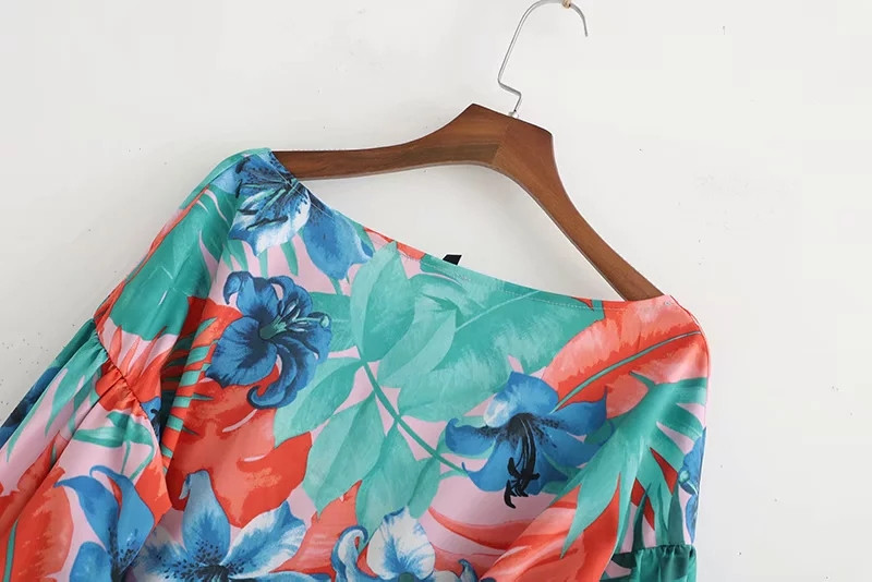 Bluză de damă cu model floral și decolteu în V adânc