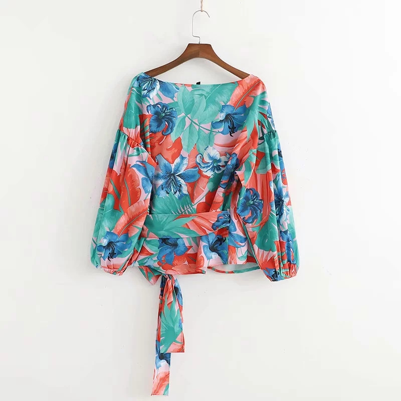 Bluză de damă cu model floral și decolteu în V adânc