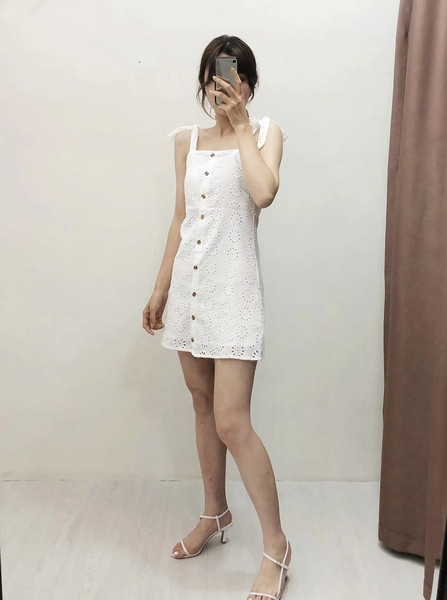 Rochie de dama moderna cu bretele si nasturi in alb