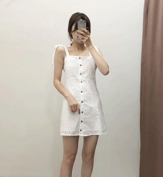 Rochie de dama moderna cu bretele si nasturi in alb