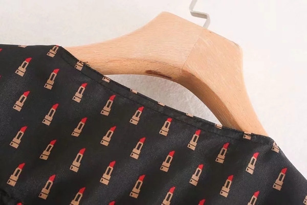 Stílusos női test, hosszú ujjú és V-nyakú sötét színű