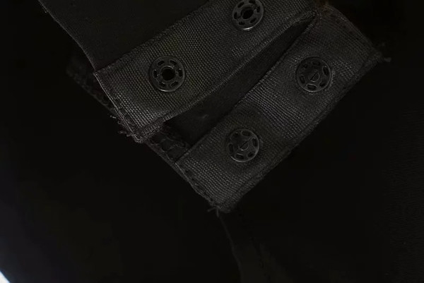 Stílusos női test, hosszú ujjú és V-nyakú sötét színű