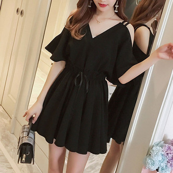 Aktuális női rövid ruha fekete színben - szabású modell