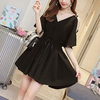 Aktuális női rövid ruha fekete színben - szabású modell