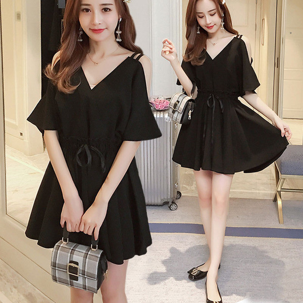 Aktuális női rövid ruha fekete színben - szabású modell