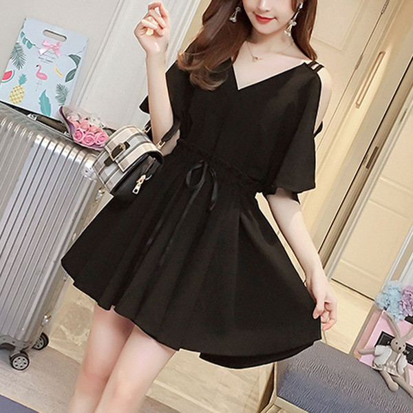 Aktuális női rövid ruha fekete színben - szabású modell