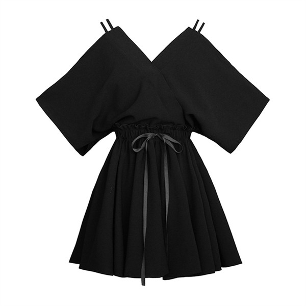 Aktuális női rövid ruha fekete színben - szabású modell