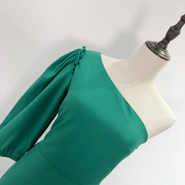 Rochie de dama de actualitate cu umar gol de culoare verde