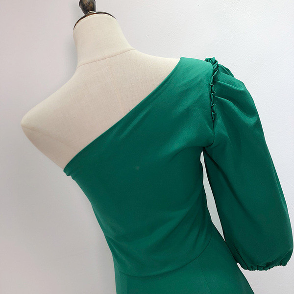 Rochie de dama de actualitate cu umar gol de culoare verde