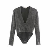 Corp de femeie modern, cu un decolteu adânc și efect strălucitor