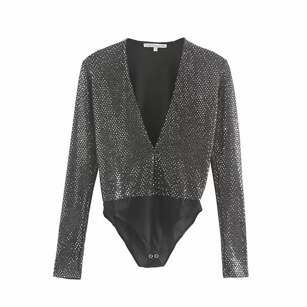 Corp de femeie modern, cu un decolteu adânc și efect strălucitor