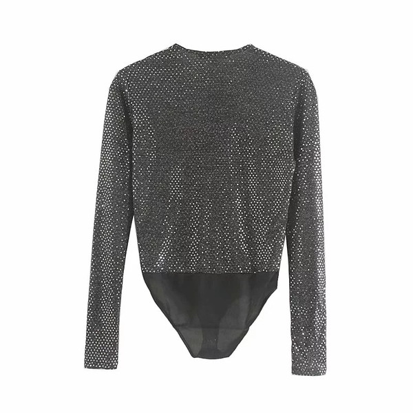 Corp de femeie modern, cu un decolteu adânc și efect strălucitor