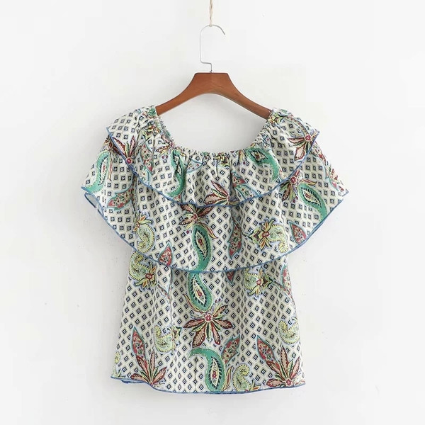 Bluză de damă cu mâneci scurte și aplicație colorată