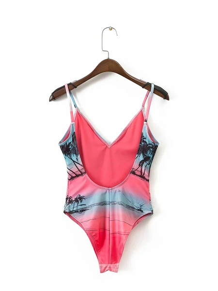 Costum de baie complet modern, cu bretele subțiri și model colorat