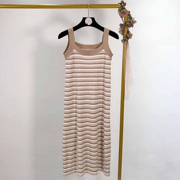 Rochie lunga cu bretele subtiri din tricot