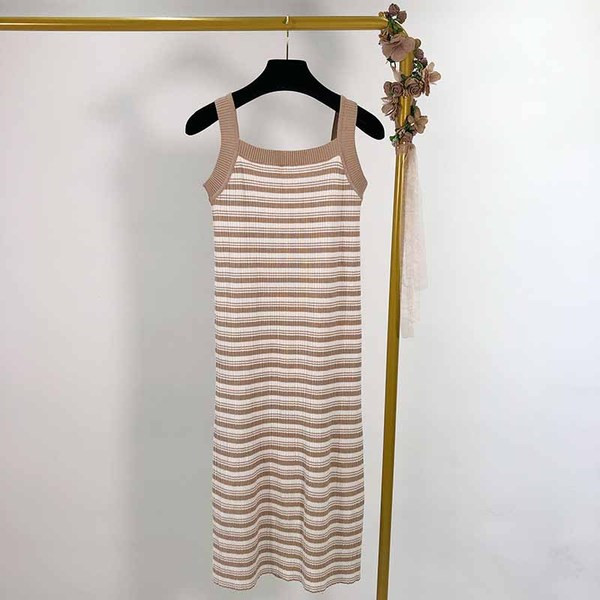 Rochie lunga cu bretele subtiri din tricot