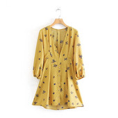 Rochie de damă cu mâneci lungi și decolteu în V de culoare galbenă