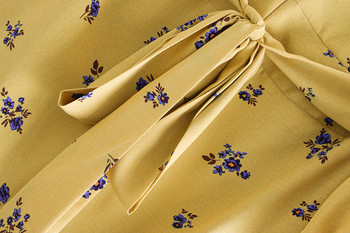 Rochie de damă cu mâneci lungi și decolteu în V de culoare galbenă