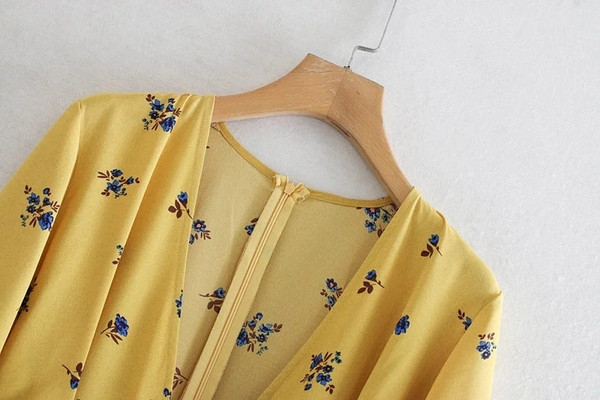 Rochie de damă cu mâneci lungi și decolteu în V de culoare galbenă