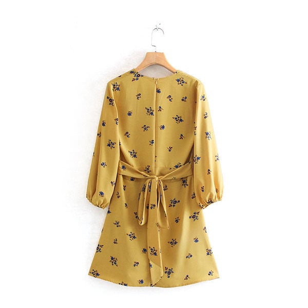 Rochie de damă cu mâneci lungi și decolteu în V de culoare galbenă