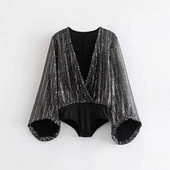 Stílusos női test mély nyakkivágással, széles ujjakkal és fényes hatással