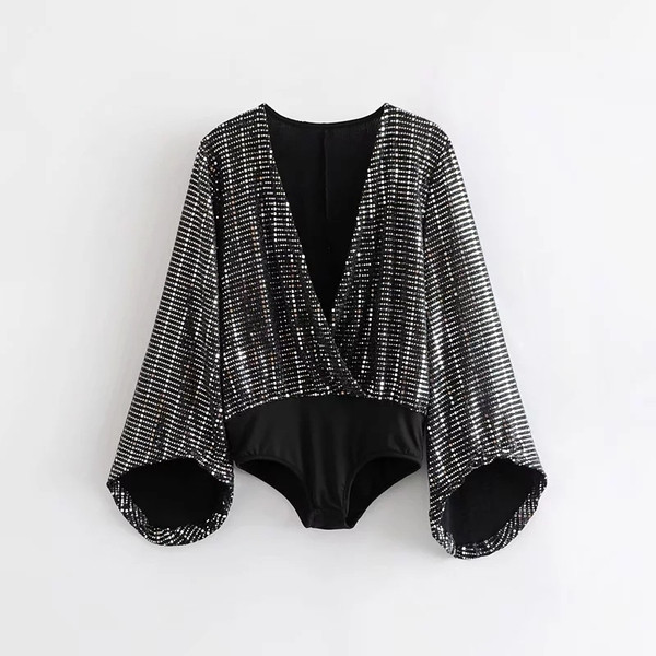 Stílusos női test mély nyakkivágással, széles ujjakkal és fényes hatással