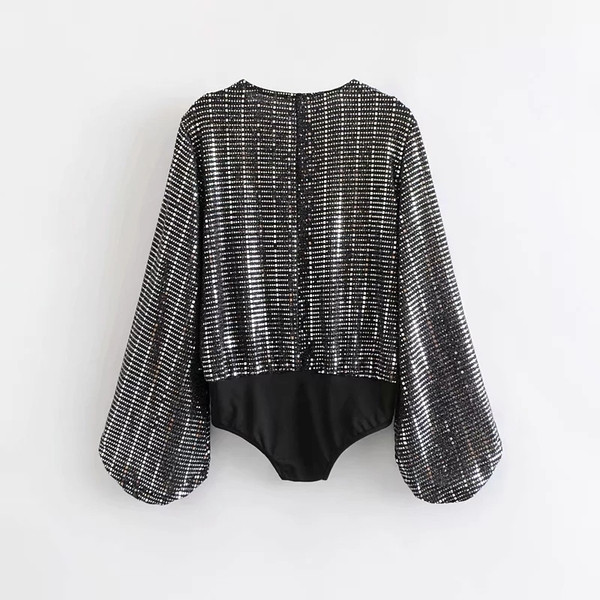 Stílusos női test mély nyakkivágással, széles ujjakkal és fényes hatással