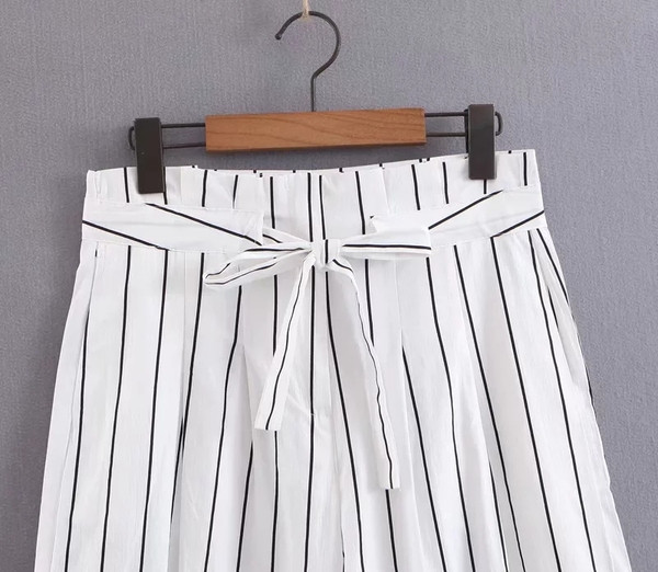 Pantaloni de damă în dungi cu centură în talie