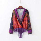 Corp de damă modern, cu un decolteu adânc și model colorat