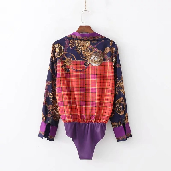 Corp de damă modern, cu un decolteu adânc și model colorat