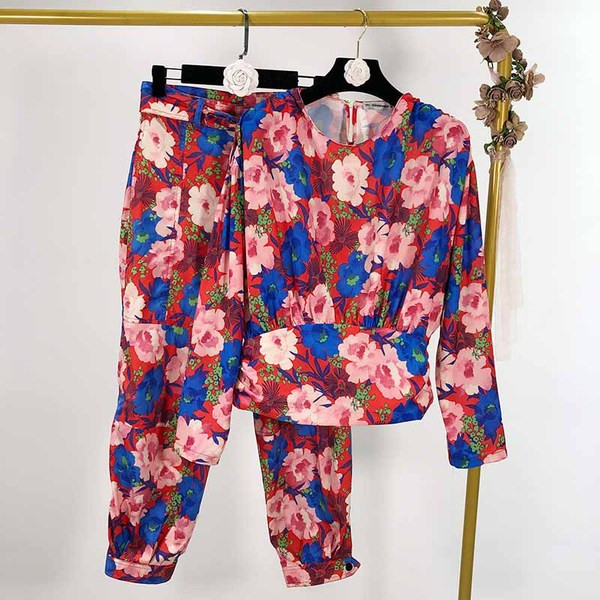 Bluză de damă cu mâneci lungi sau pantaloni cu talie înaltă