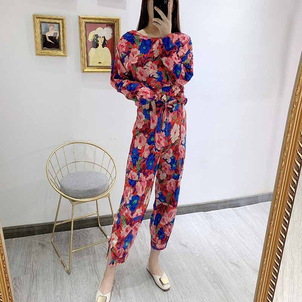 Bluză de damă cu mâneci lungi sau pantaloni cu talie înaltă