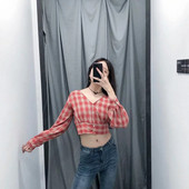 Bluză de damă în carouri cu decolteu în V și mâneci lungi