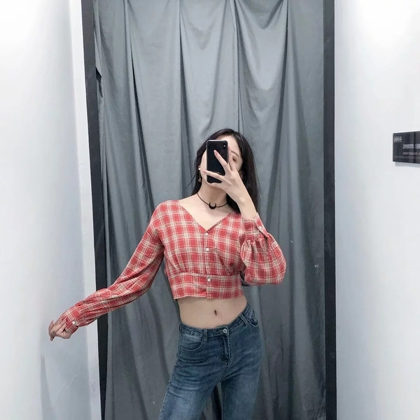 Bluză de damă în carouri cu decolteu în V și mâneci lungi