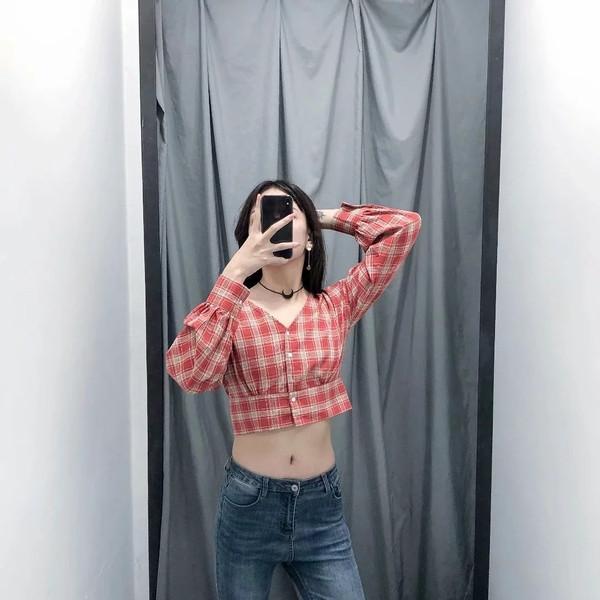 Bluză de damă în carouri cu decolteu în V și mâneci lungi