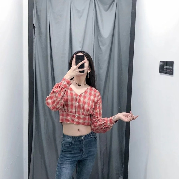 Bluză de damă în carouri cu decolteu în V și mâneci lungi