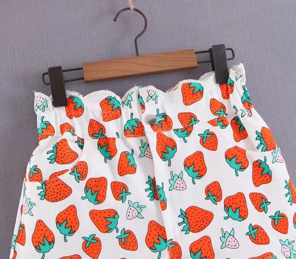 Pantaloni scurți de damă cu talie înaltă și model colorat