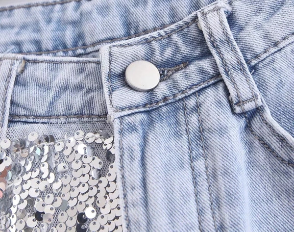 Könnyű farmer rövidnadrág flitterekkel és szakadt motívumokkal