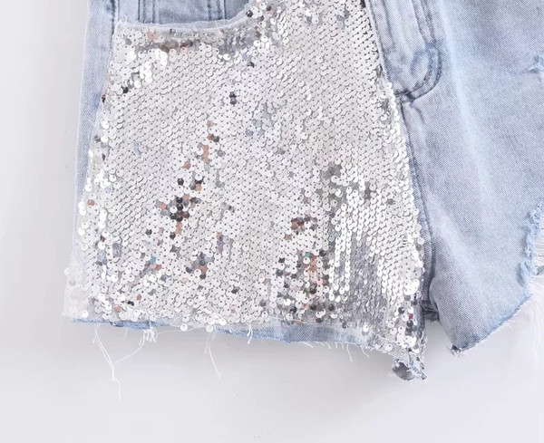 Könnyű farmer rövidnadrág flitterekkel és szakadt motívumokkal