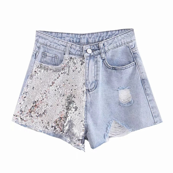 Könnyű farmer rövidnadrág flitterekkel és szakadt motívumokkal