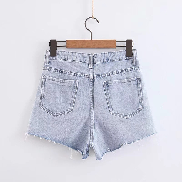 Könnyű farmer rövidnadrág flitterekkel és szakadt motívumokkal